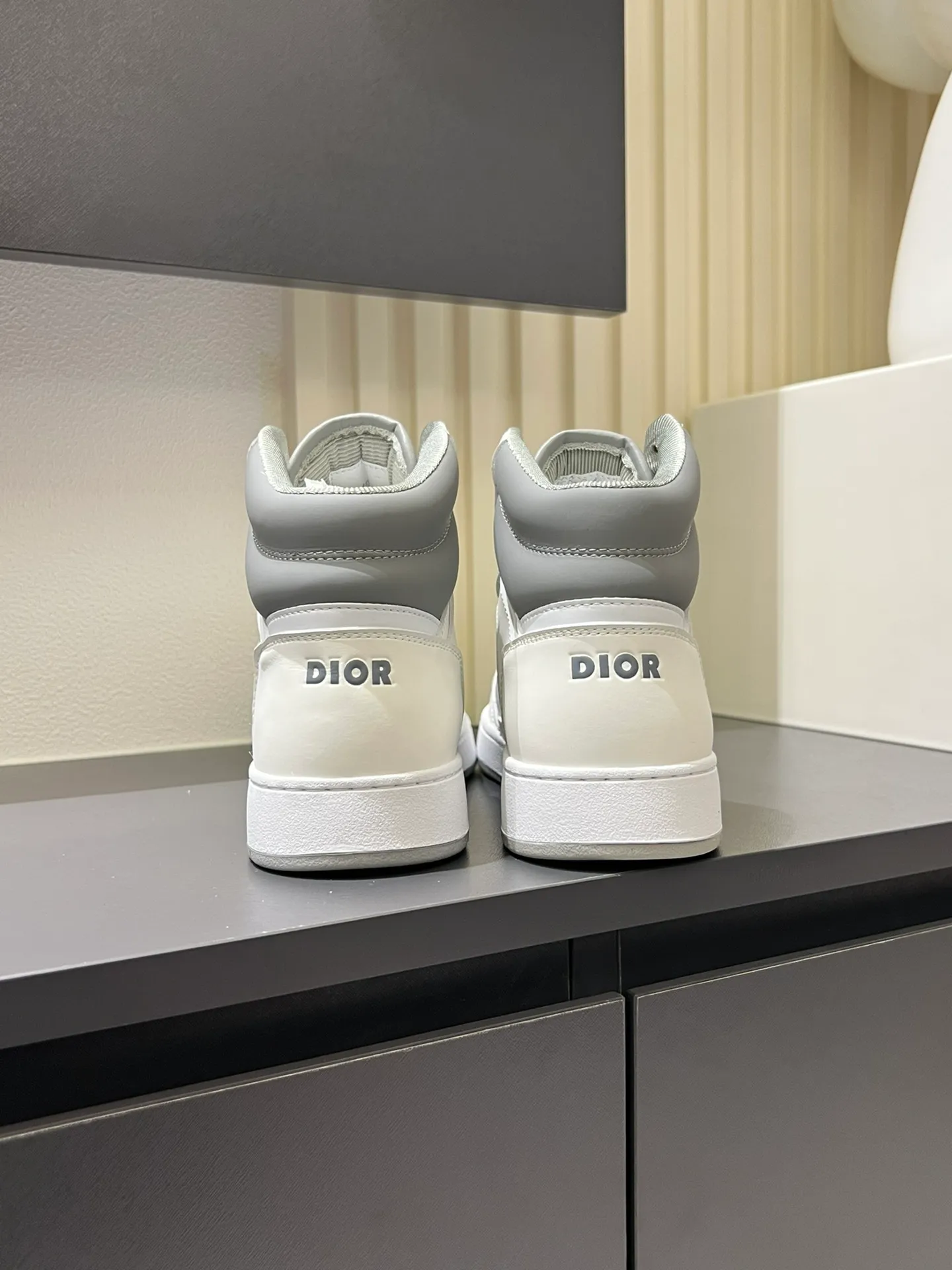 Men's shoes 💰p460 "Dio*" mid-top B27 casual sneakers. This B27 high-top sneaker is a new product in the series and continues Di*r's classic style. Crafted from gray and white smooth calf leather with beige and black Oblique print panels on the sides. The "CD Icon" shaped shoelace eyelets are clever and delicate, and the two-color rubber sole, rear collar and heel are all equipped with the brand's iconic details to enhance the style. Oblique printed straps at the ankle allow for an adjustable fit to complement the overall design. Fashionable and versatile, it can complement any look. Create an exquisite design with unique dynamic vitality and modern atmosphere, presented in low-top and high-top styles. This new must-have shoe adds a new dimension to Dior's archive heritage, embodying modern elegance. Purchase the original version and make it 1:1. If you need top quality, please come to me! Male 38-44!